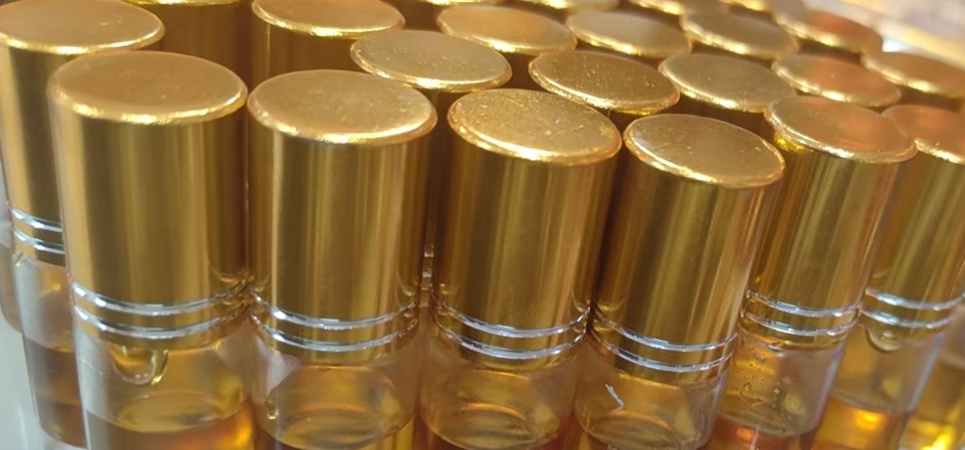 金色瓶装沉香香氛产品